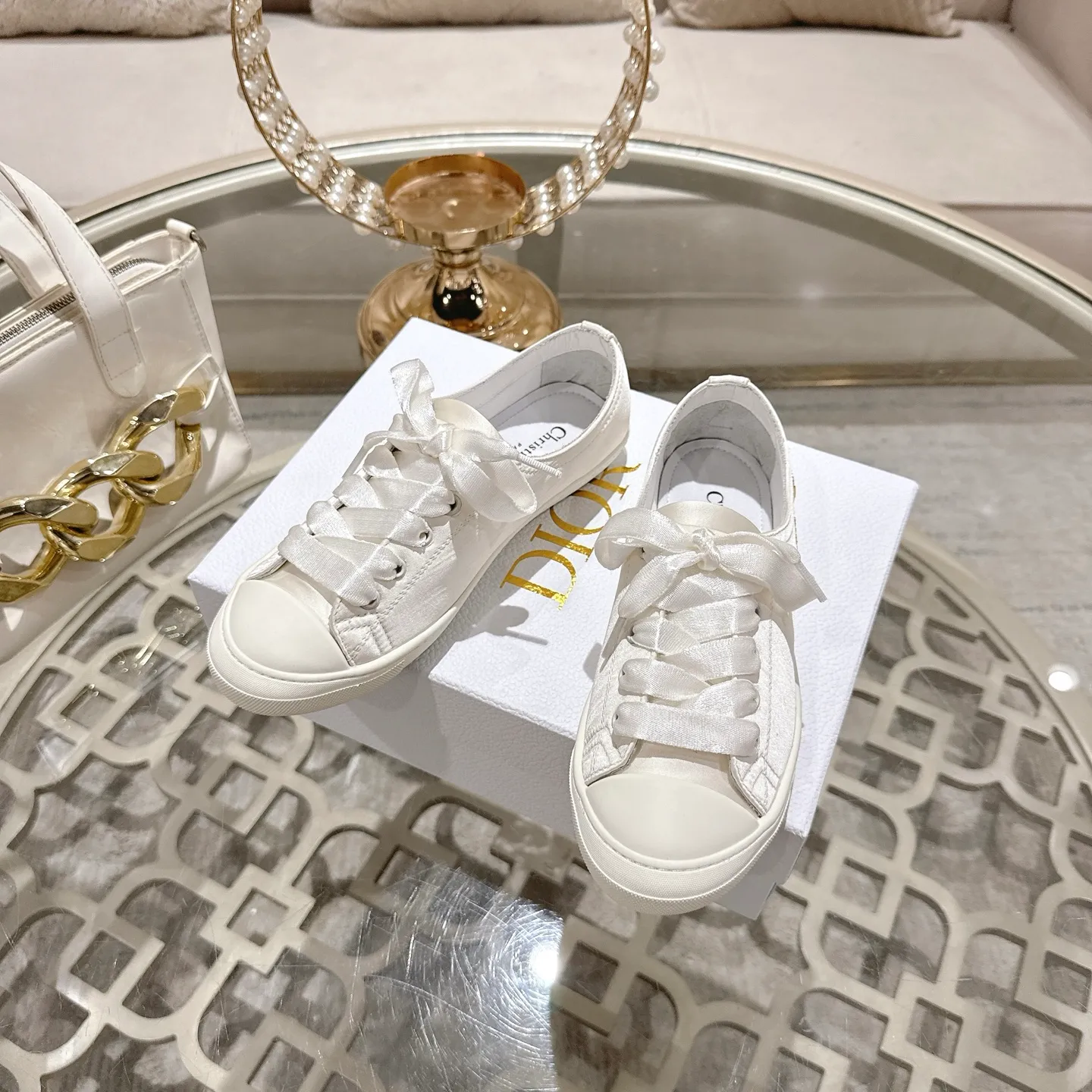 👟👟Ex-factory price 520👟👟 DIOR Dior's 2025 latest lucky satin casual shoes thin-soled shoes. Many celebrity Internet celebrities planted Chanristian Dior logo buckles. The designer really understands the needs of girls in summer. This new product Lucky thin-soled shoes are as cute as her name. The thin sole + shallow mouth design makes the whole pair of shoes very light and easy to wear. Fabric: Satin with wide satin laces of the same color. They are so beautiful that they are speechless in the sun. The soft shoe body looks like stepping on clouds with socks and culottes. It is windy and lazy when walking. It gives you the "effortless" elegance when you take a shot. Outsole: Original molded TPU outsole Size: 35-41 (41 is custom-made and cannot be returned or exchanged)